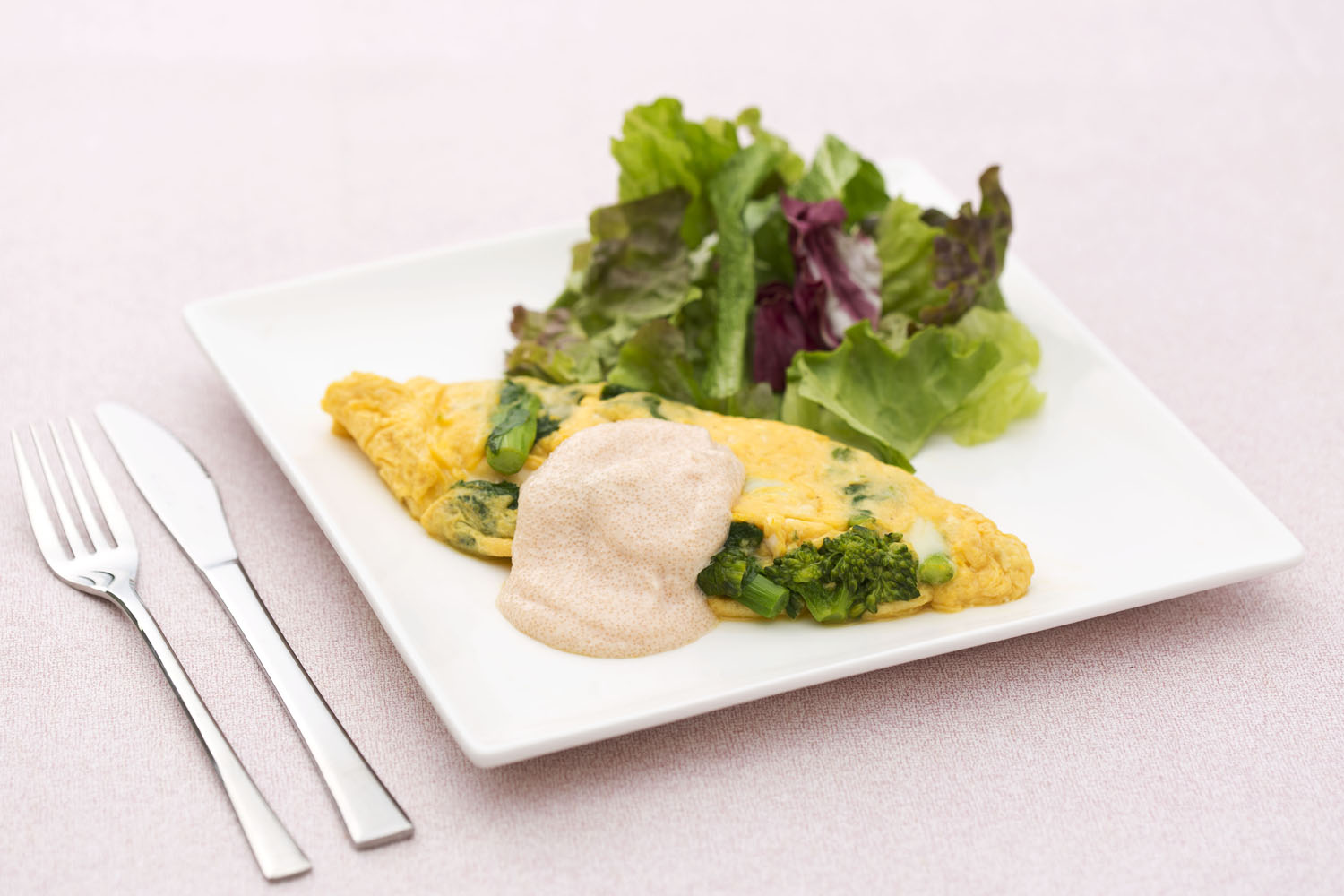 菜の花のチーズオムレツ　～タラマヨソース～